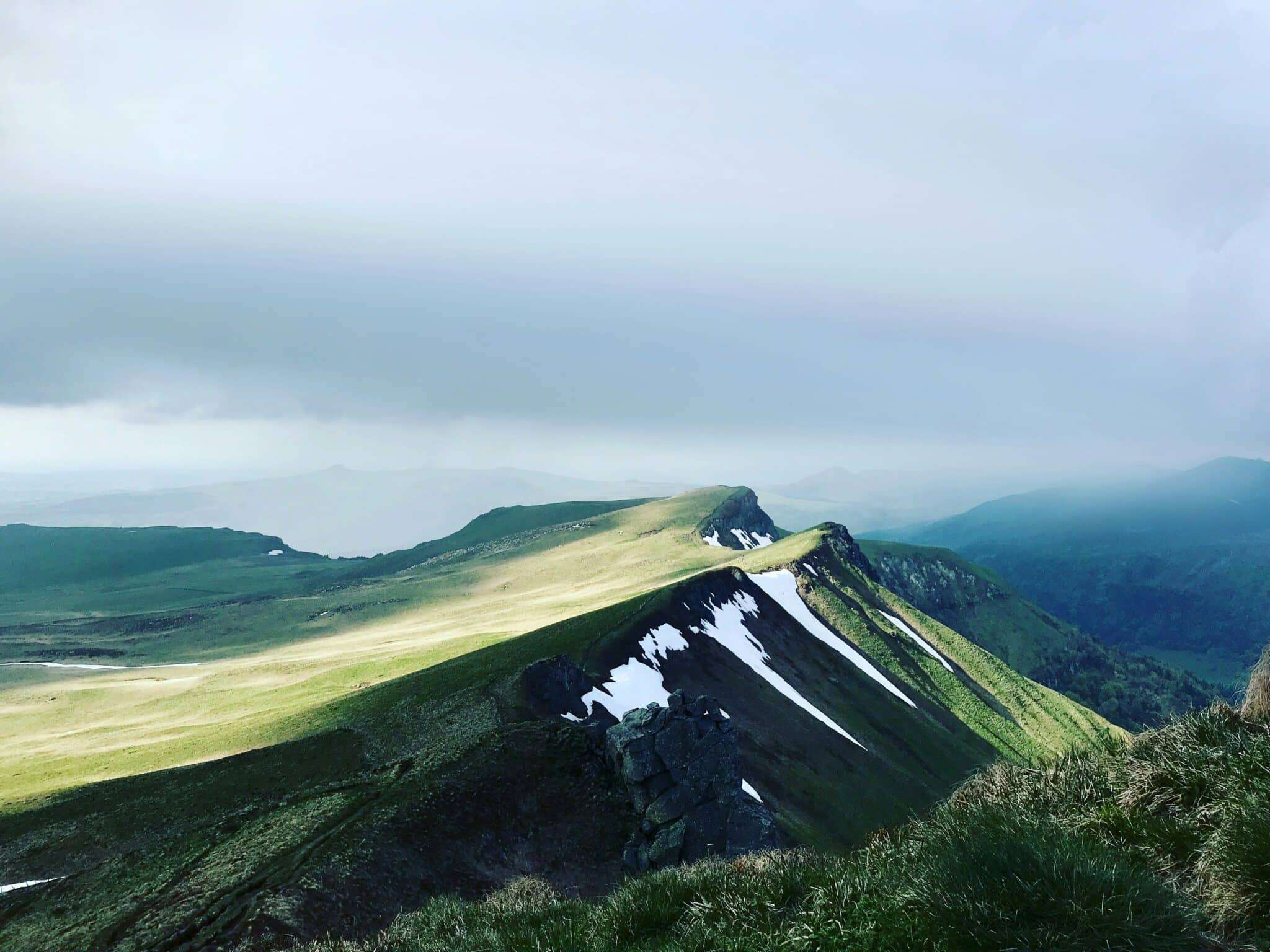 Volcans d'Auvergne et Puy-de-Dôme avec son chien
