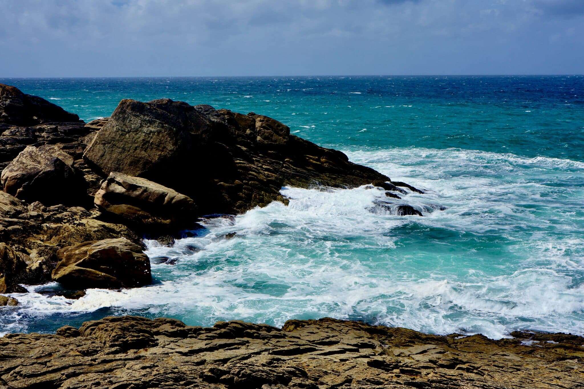 Côte bretonne avec falaises et mer turquoise, plages dog-friendly en Bretagne