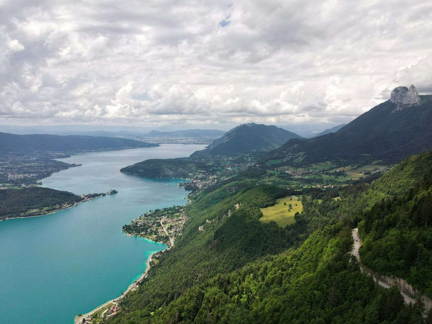 Lac d'Annecy entouré de montagnes, baignade avec son chien possible hors saison