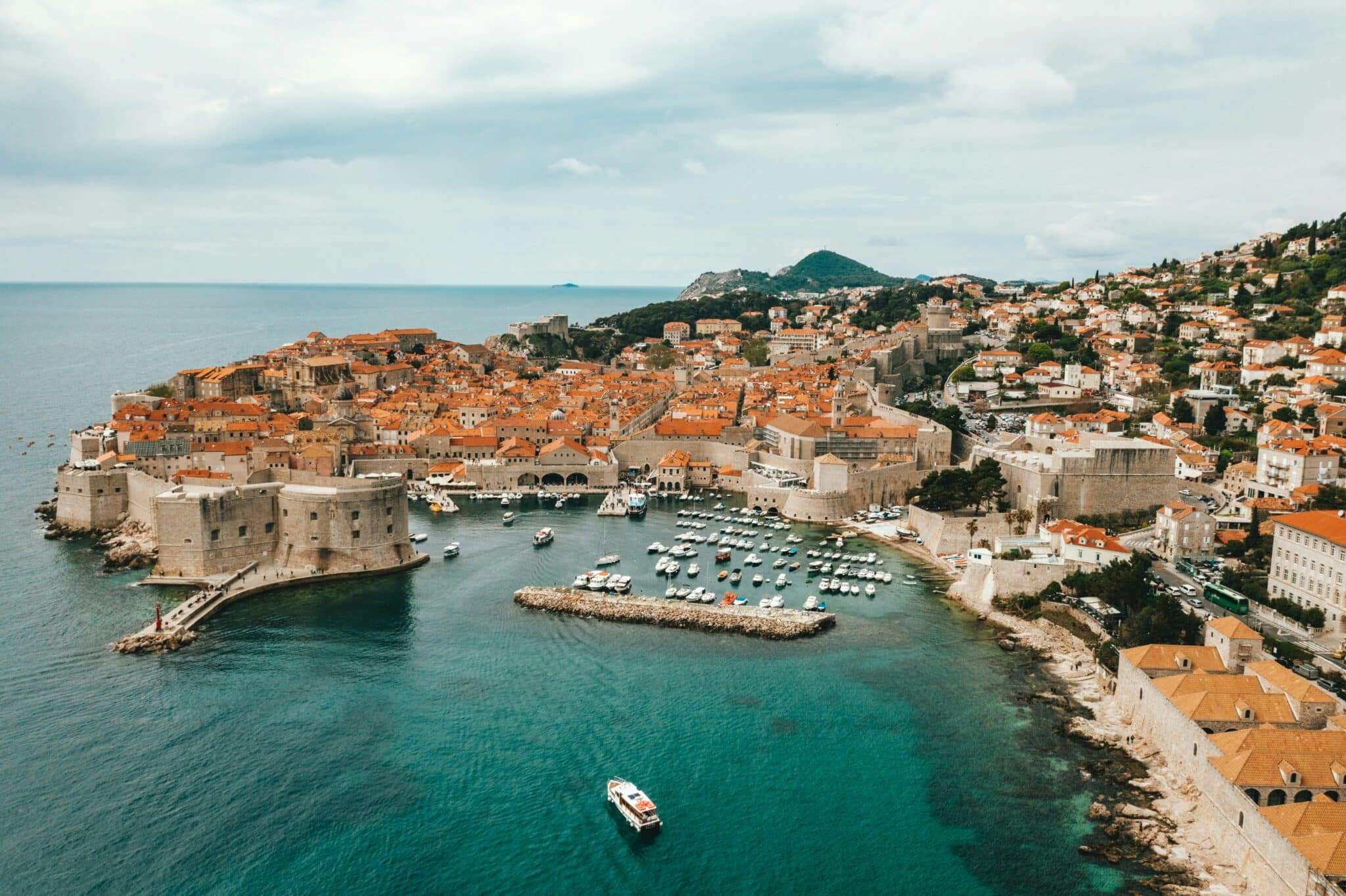 Dubrovnik avec son chien : remparts et Adriatique en dehors de la haute saison