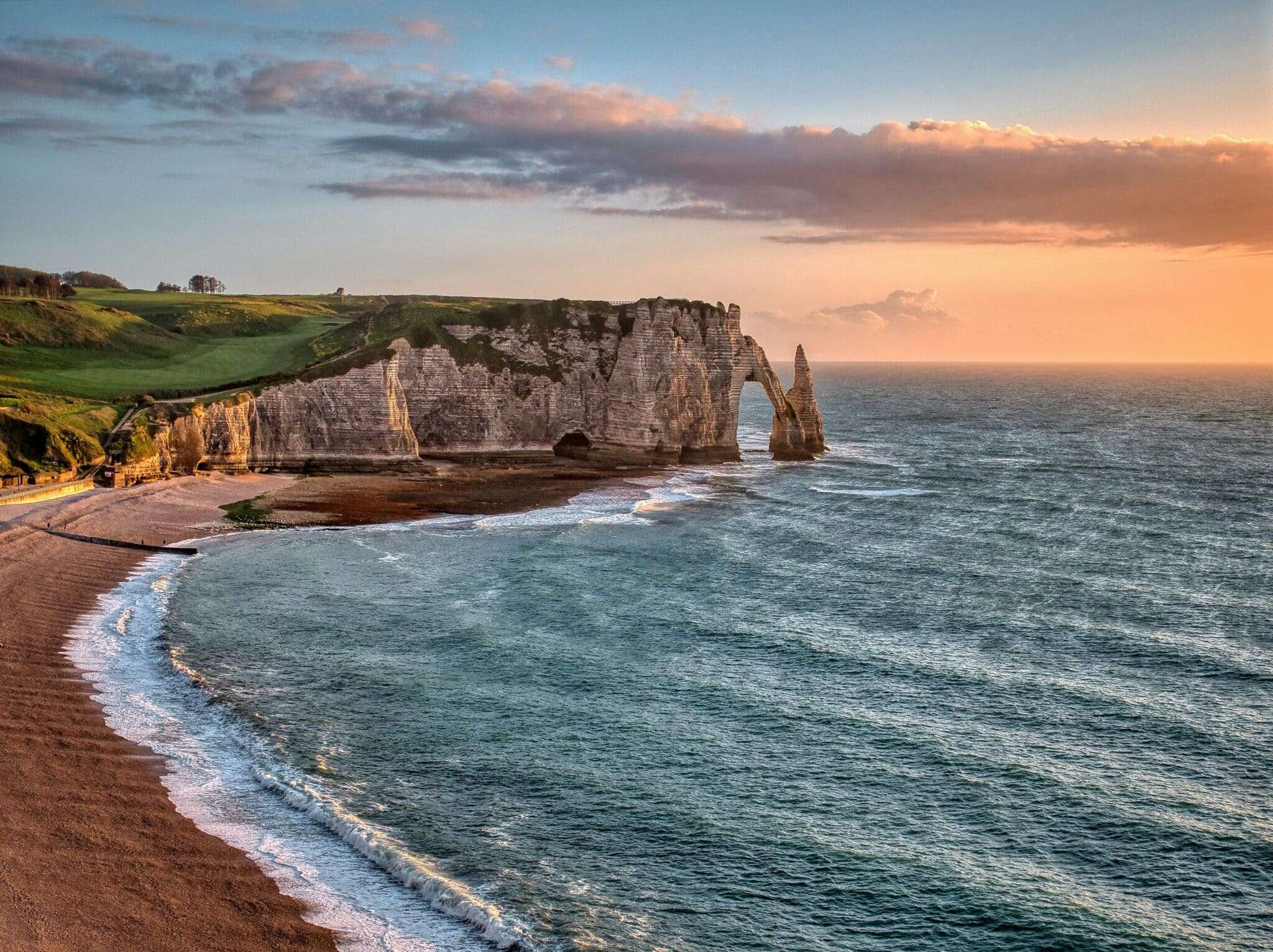 Les arches naturelles des falaises d'Étretat vues depuis le sentier