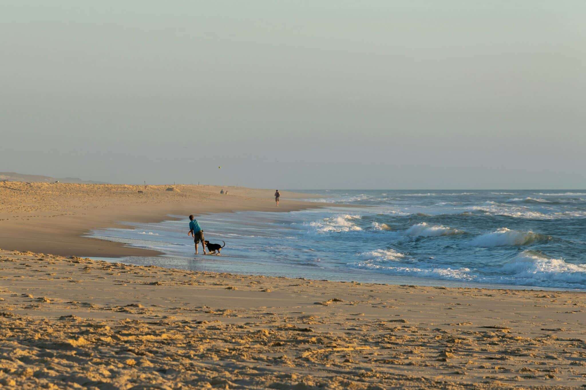 Plage de Mimizan dans les Landes avec dunes et océan Atlantique