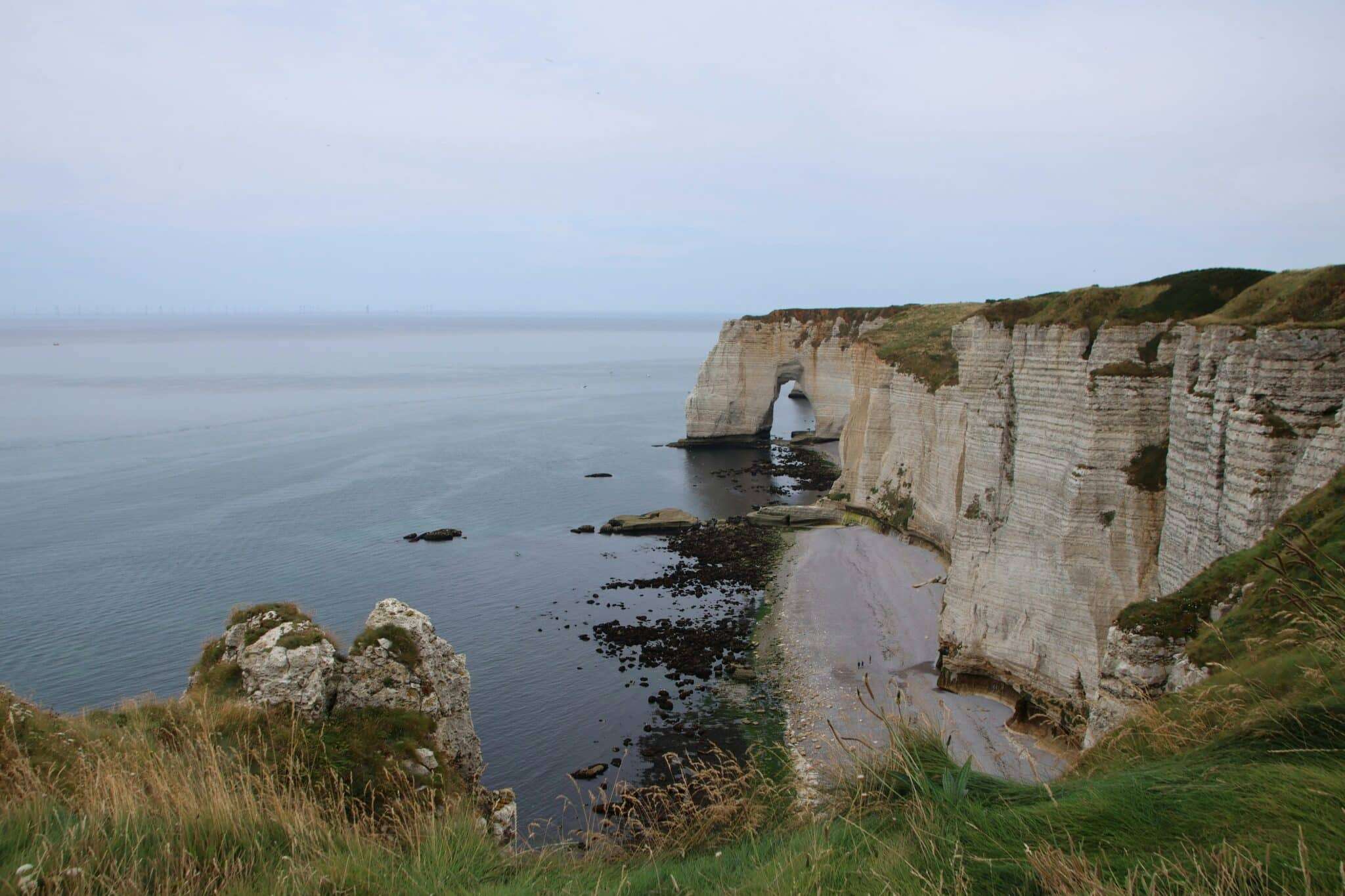 Les falaises de craie blanche d'Étretat et la Porte d'Aval