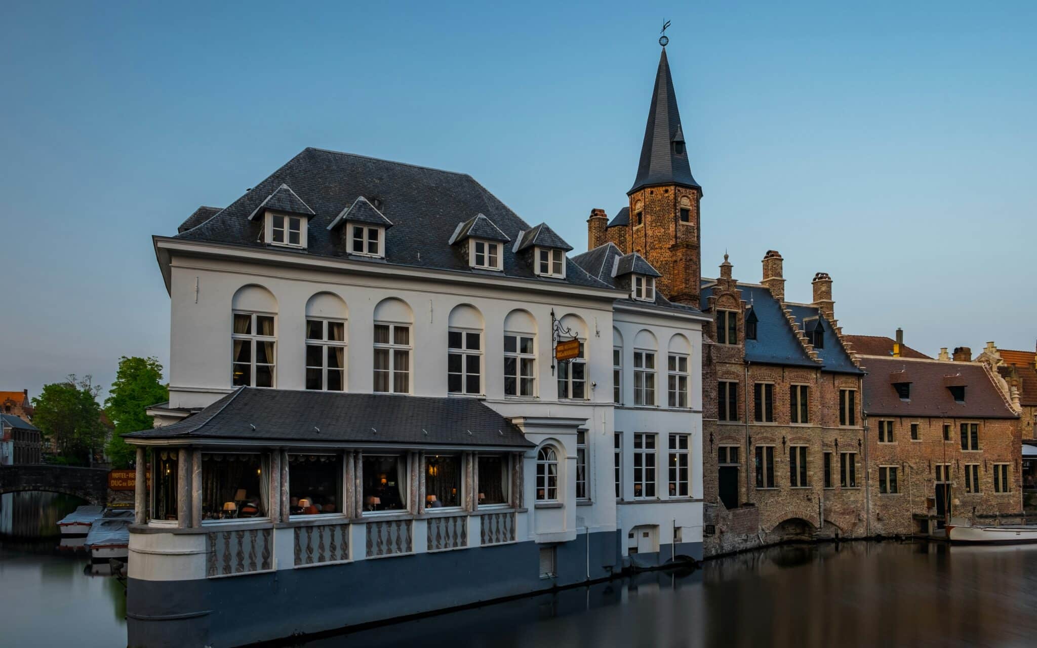 Canaux et maisons médiévales du centre historique de Bruges en Belgique