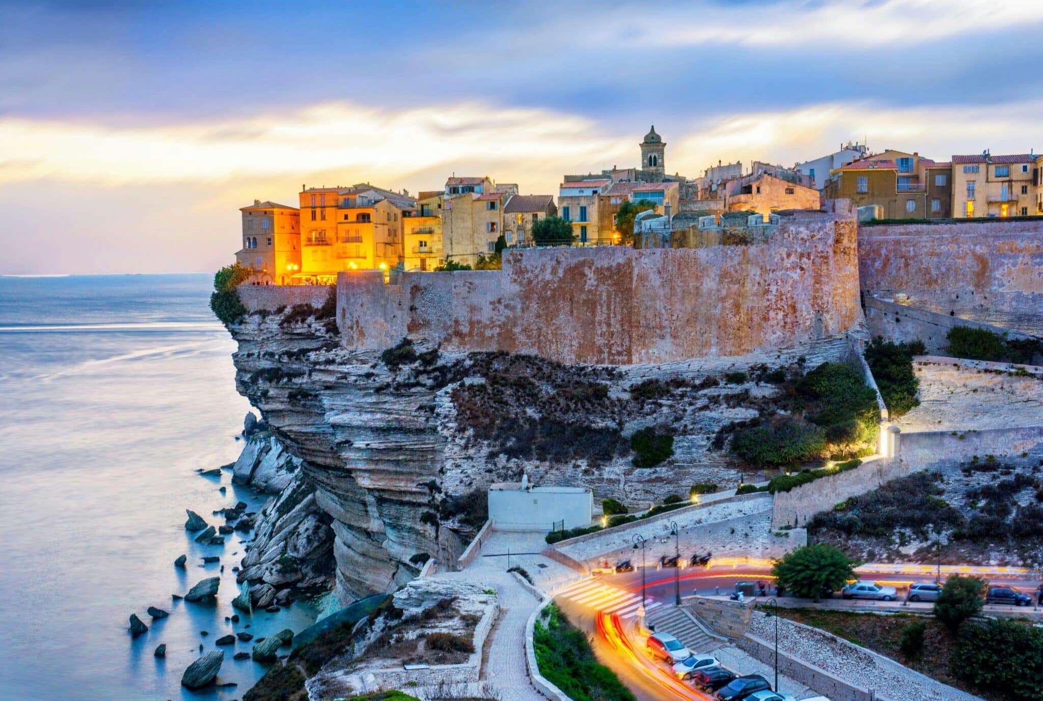 Façades de Bonifacio perchées sur les falaises de calcaire en Corse