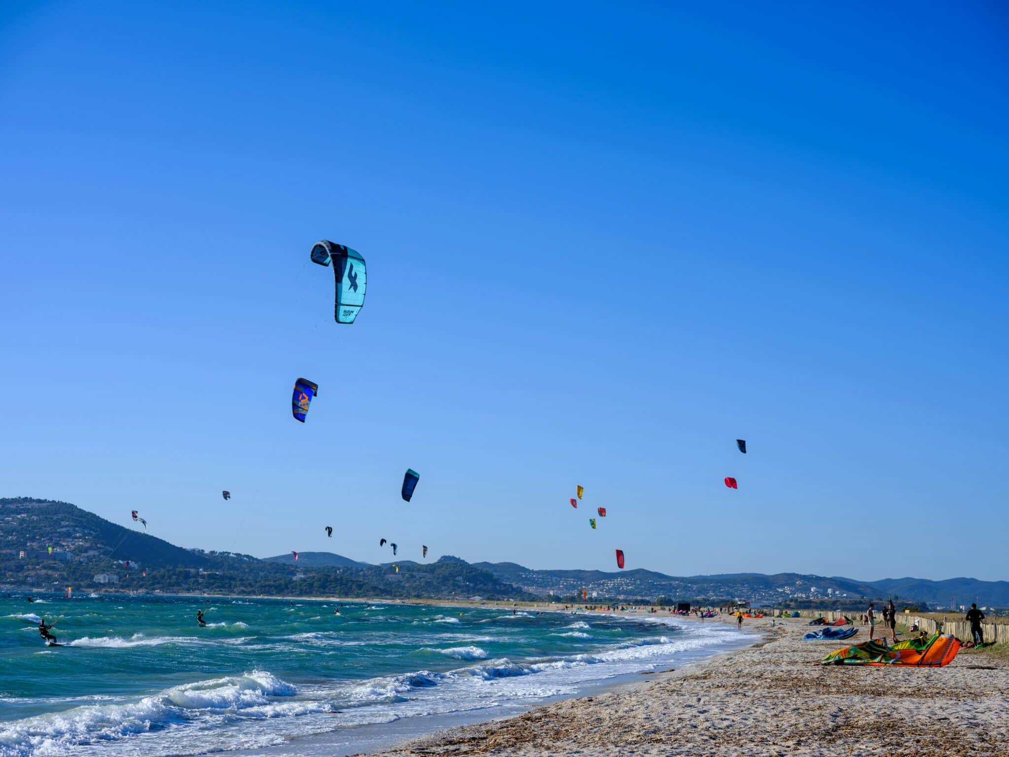 Plage de Hyères au coucher du soleil sur la Méditerranée