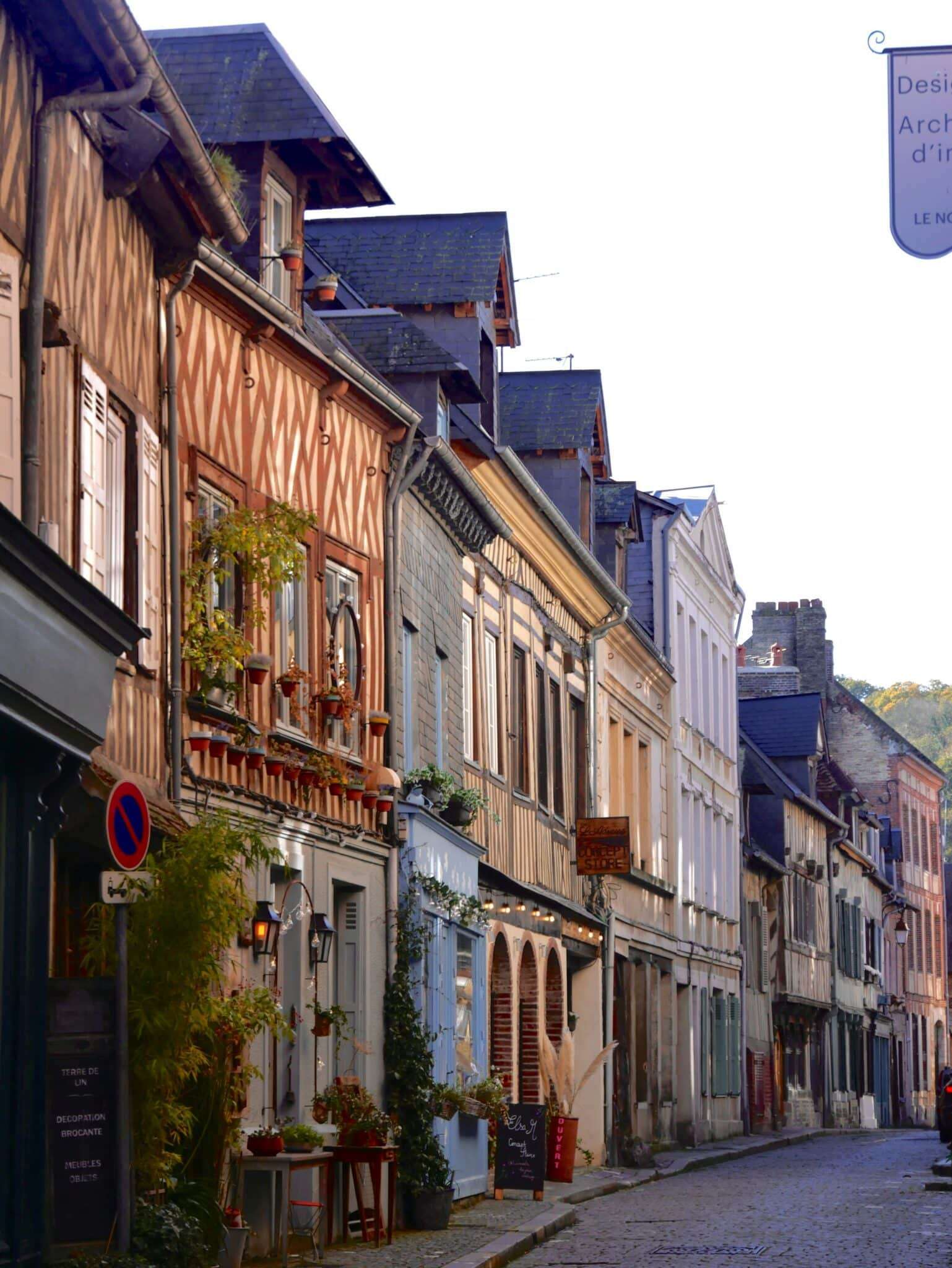 Le Vieux Bassin de Honfleur avec ses maisons à colombages