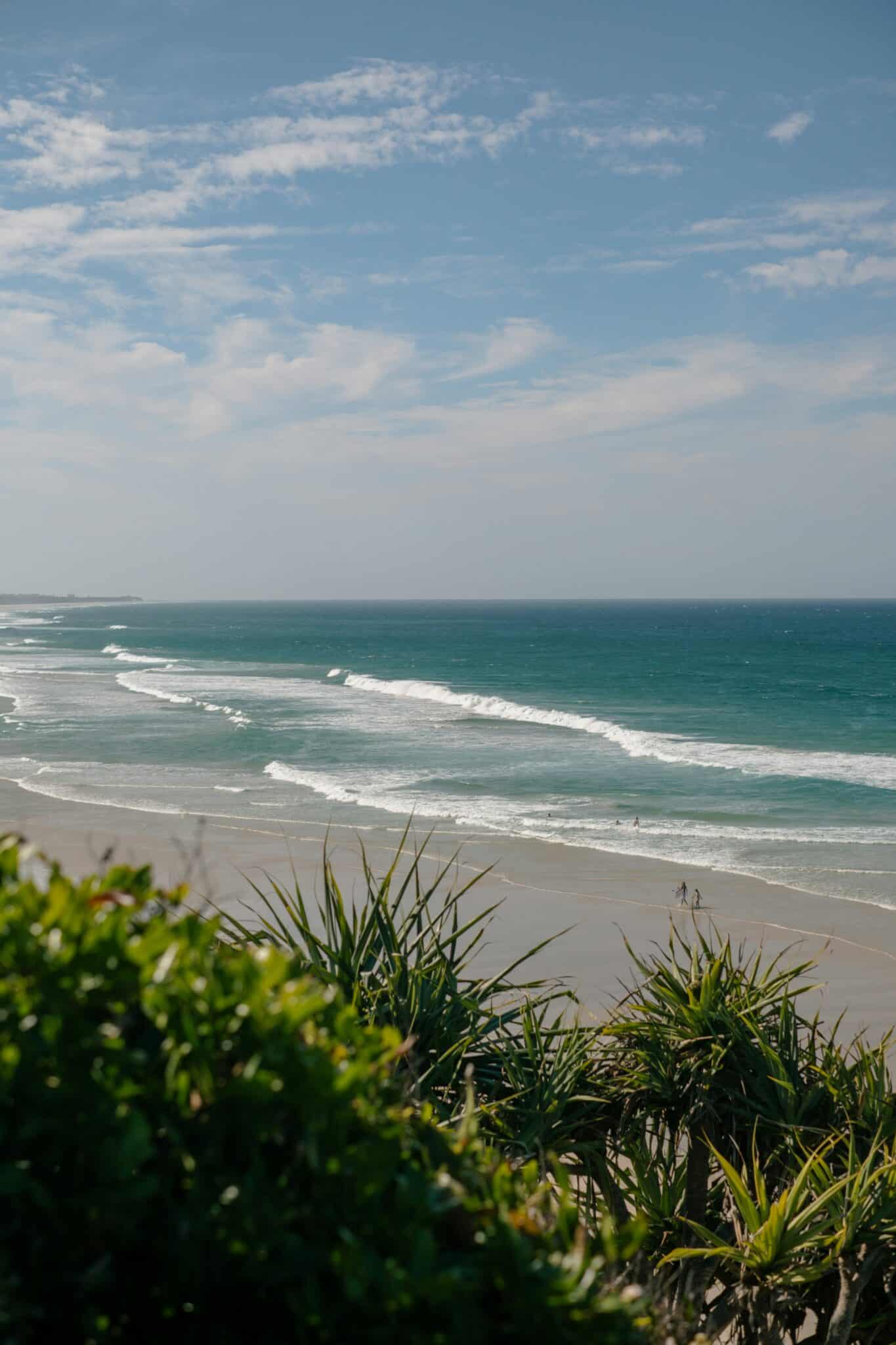 Crique avec vagues et végétation méditerranéenne sur le sentier du littoral des Issambres