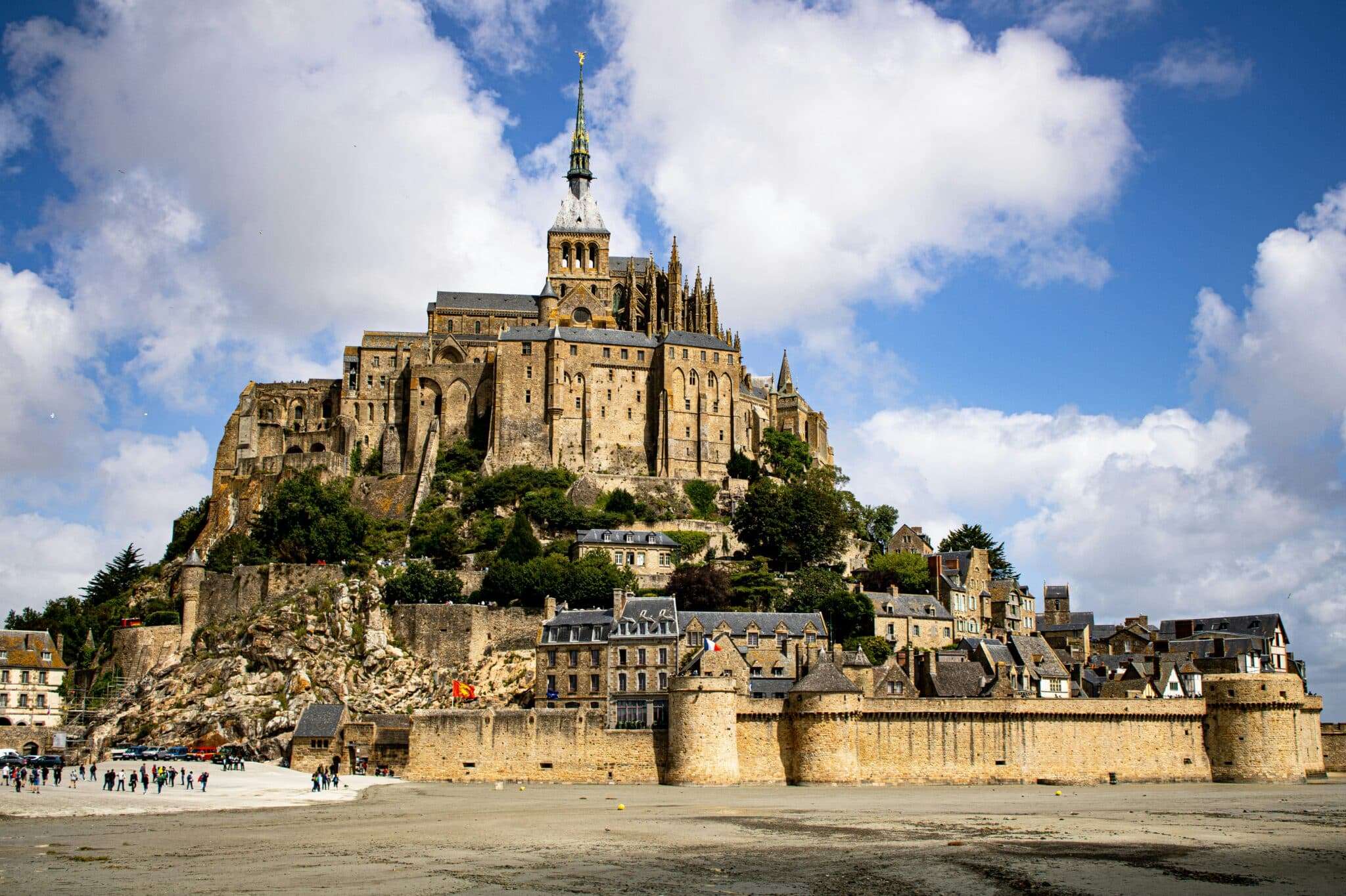 Le Mont Saint-Michel vu depuis la baie avec un ciel normand