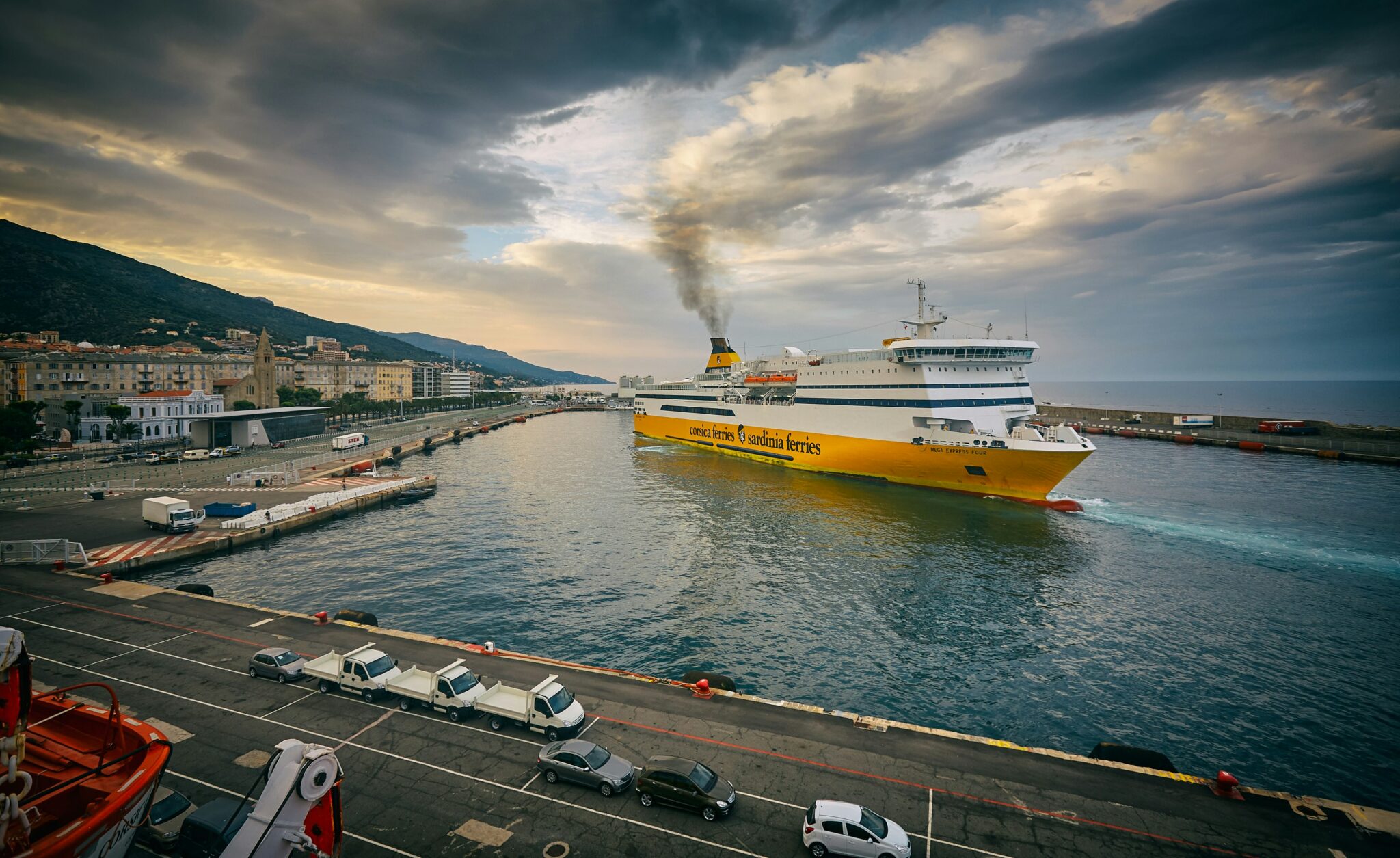 Ferry en Méditerranée direction la Corse