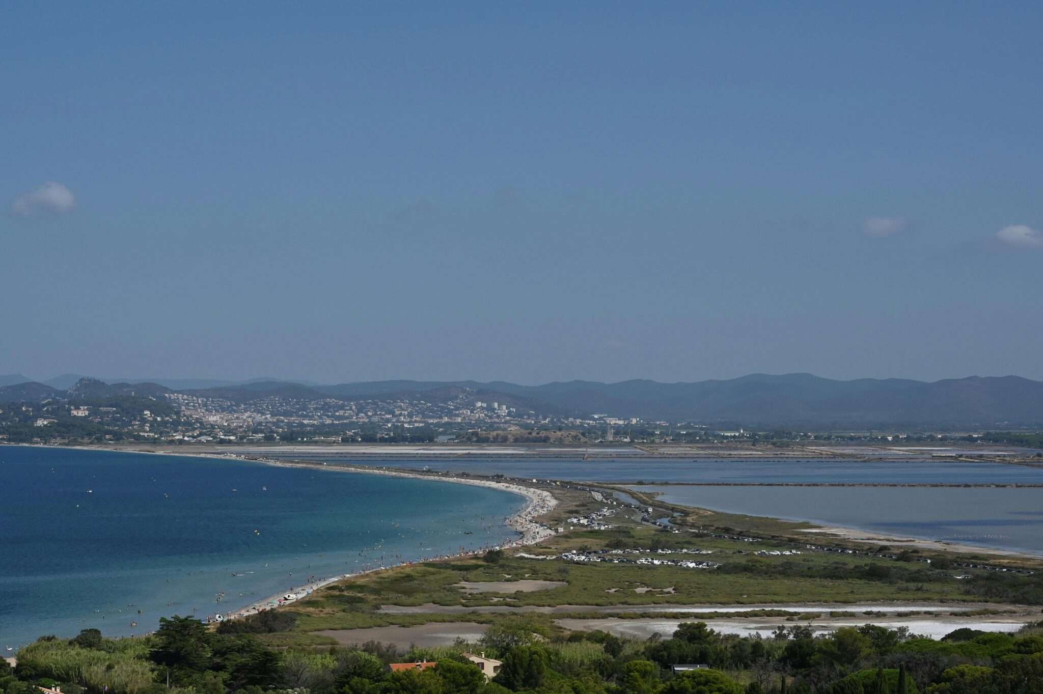 Plage à Hyères sur la Côte d'Azur, cani-plage accessible aux chiens