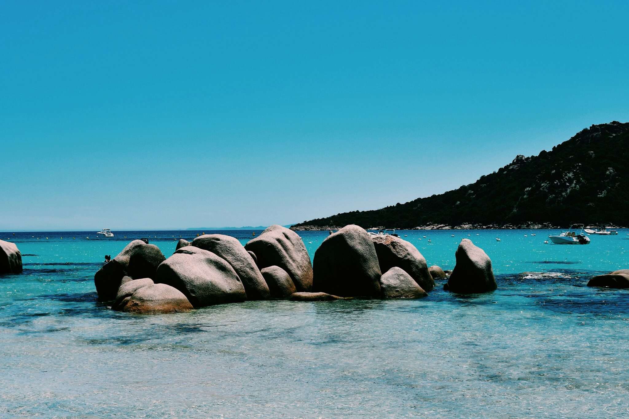 Plage de Santa Giulia en Corse, accessible aux chiens toute l'année