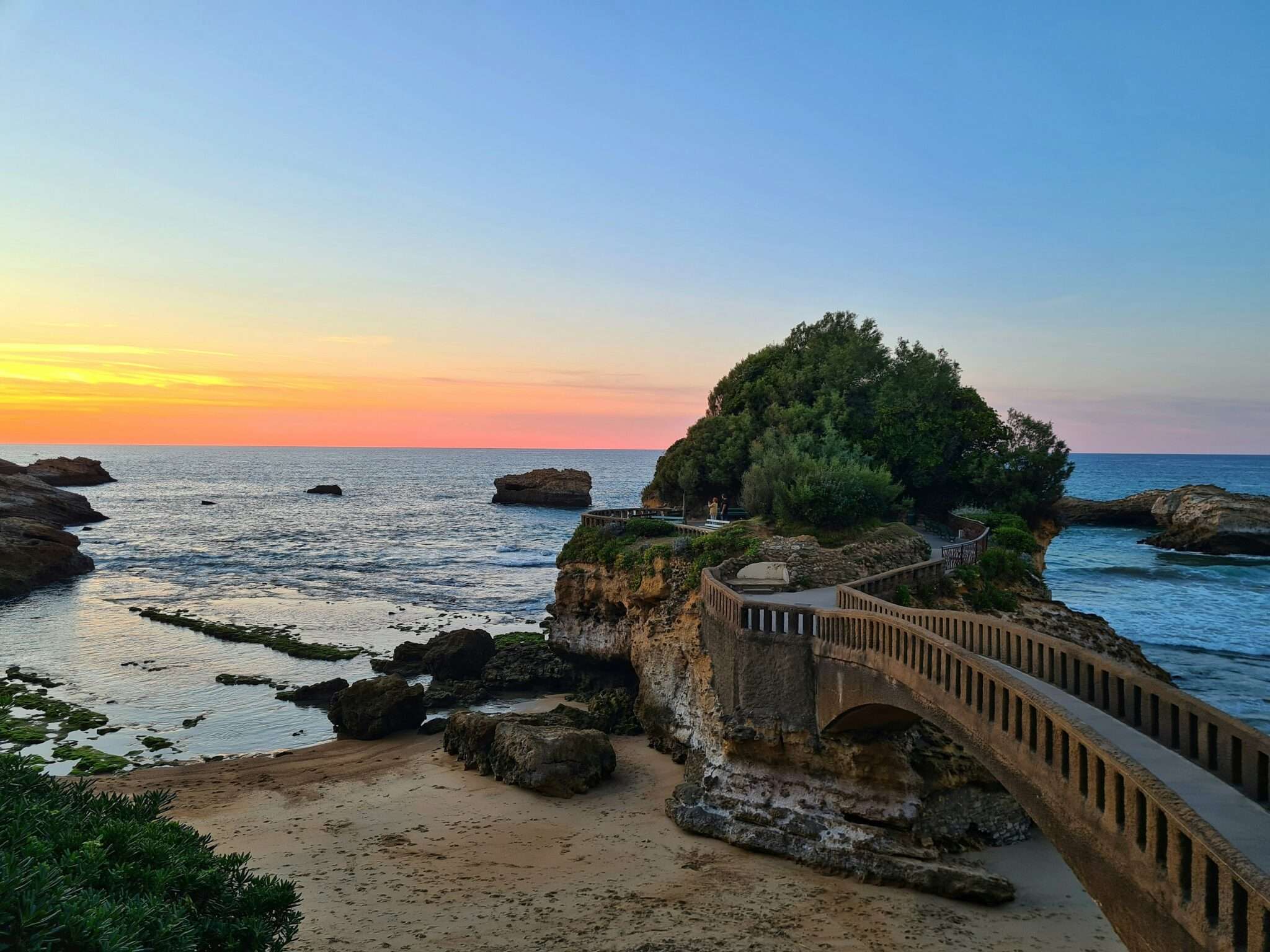 Passerelle en bois sur la plage de Biarritz : accès bord de mer Pays Basque