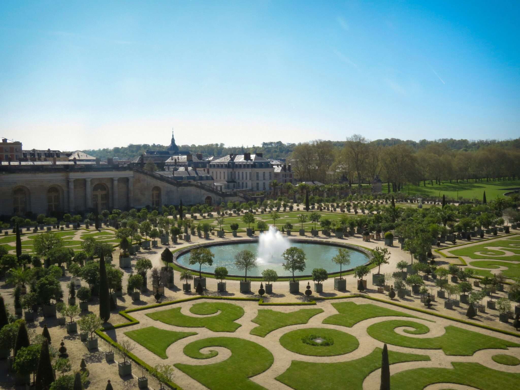 Parc du Château de Versailles avec son chien : Grand Canal et allées boisées