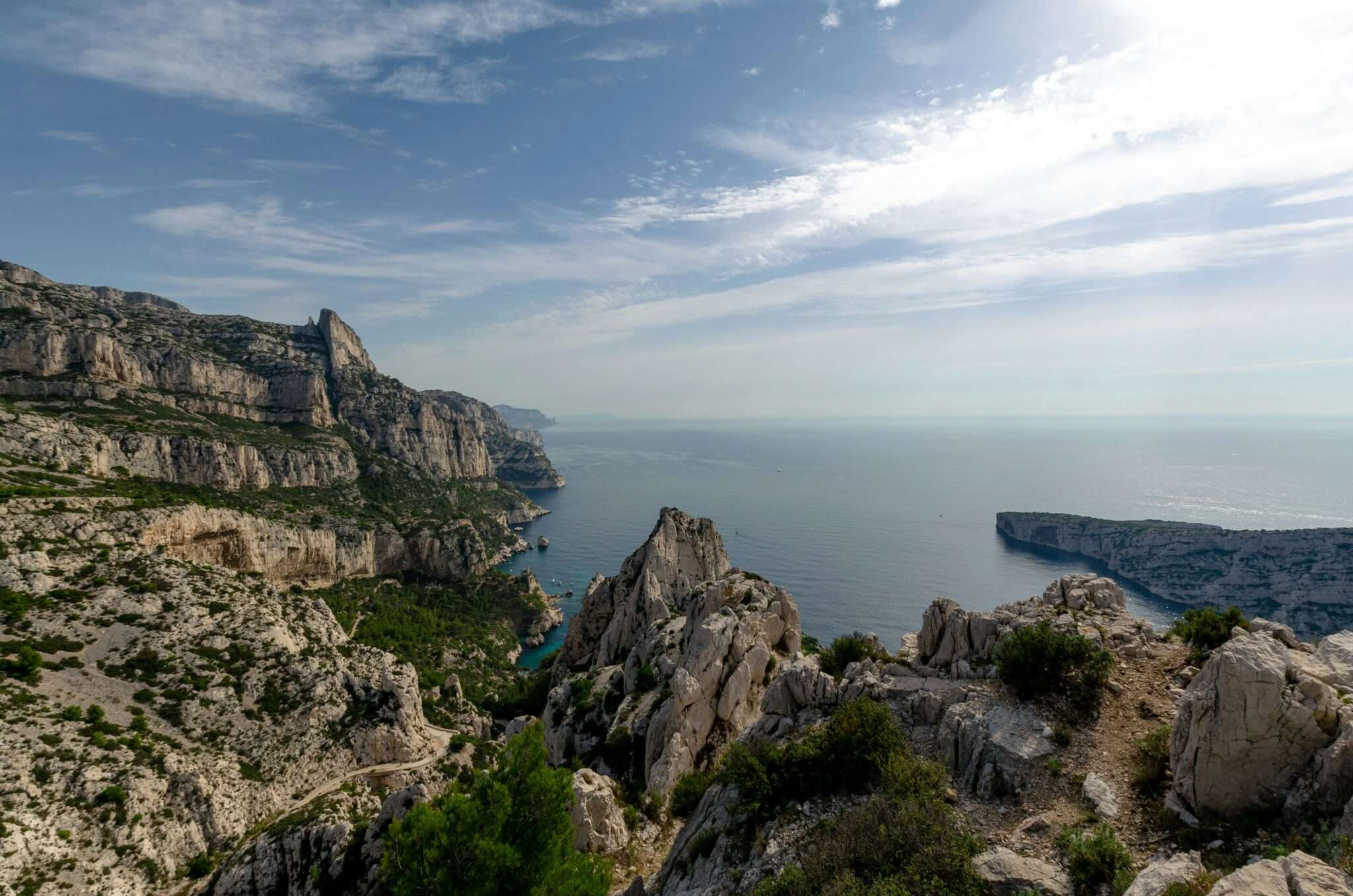 Calanques de Marseille : falaises blanches et mer turquoise accessibles aux chiens hors saison