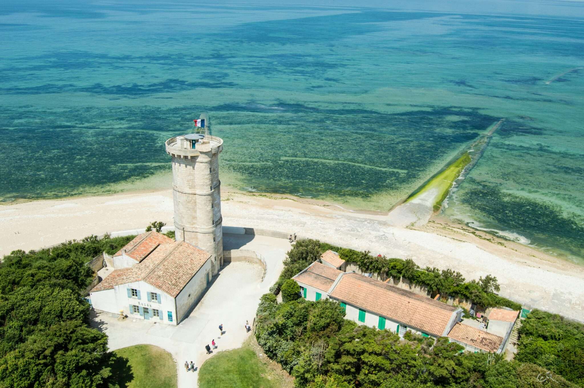 Vue aérienne de la côte de l'Île de Ré depuis les airs