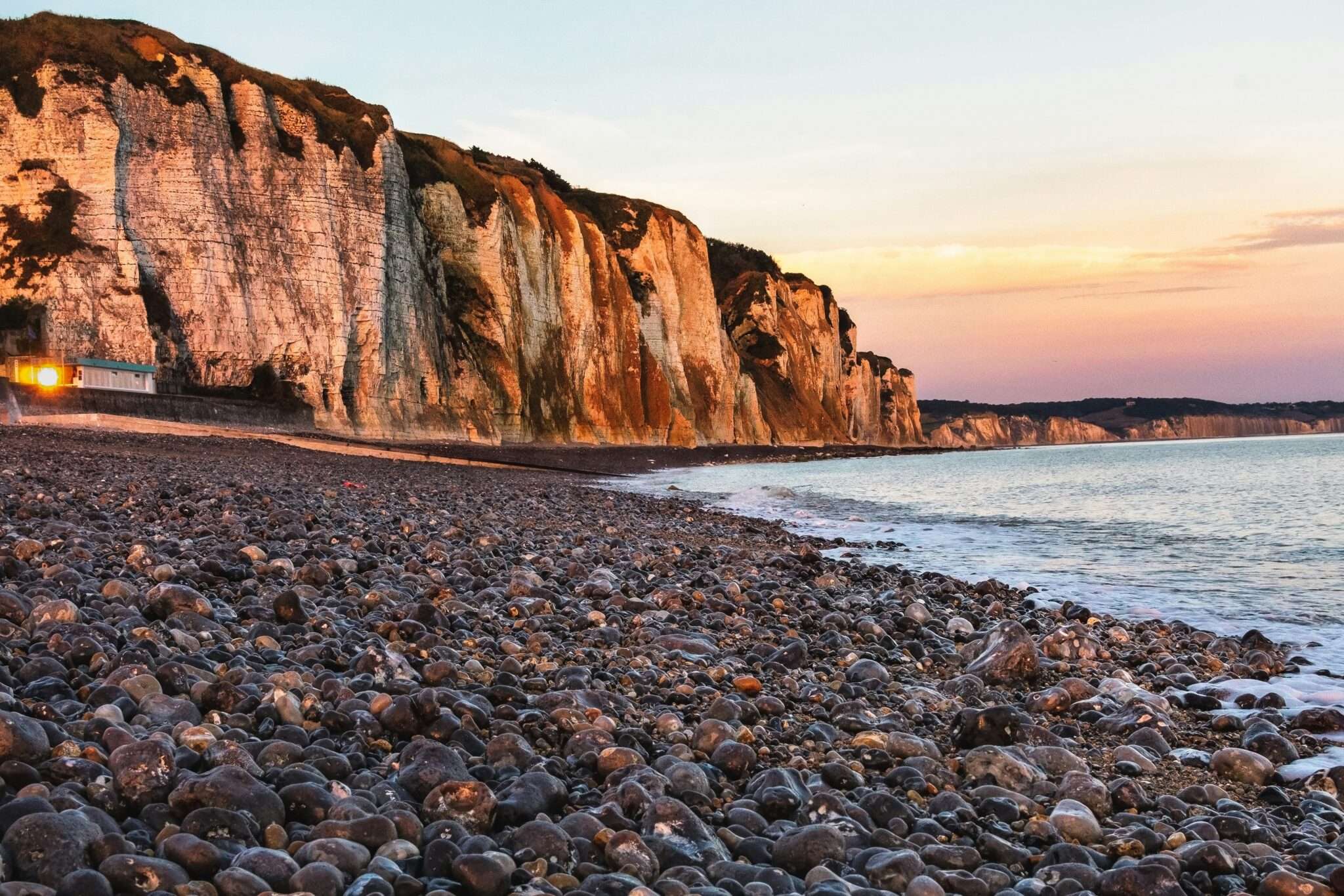Plage de galets de Dieppe en Normandie, accessible aux chiens hors saison