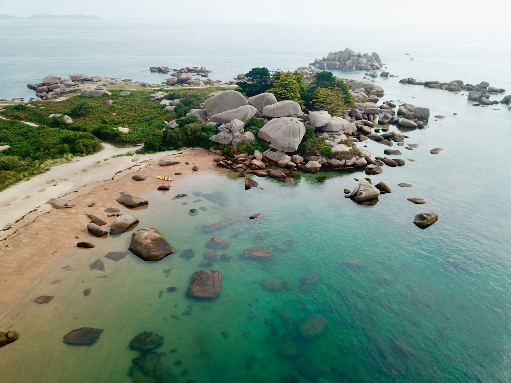 Côte de Granit Rose à Trégastel en Bretagne, accessible aux chiens hors saison