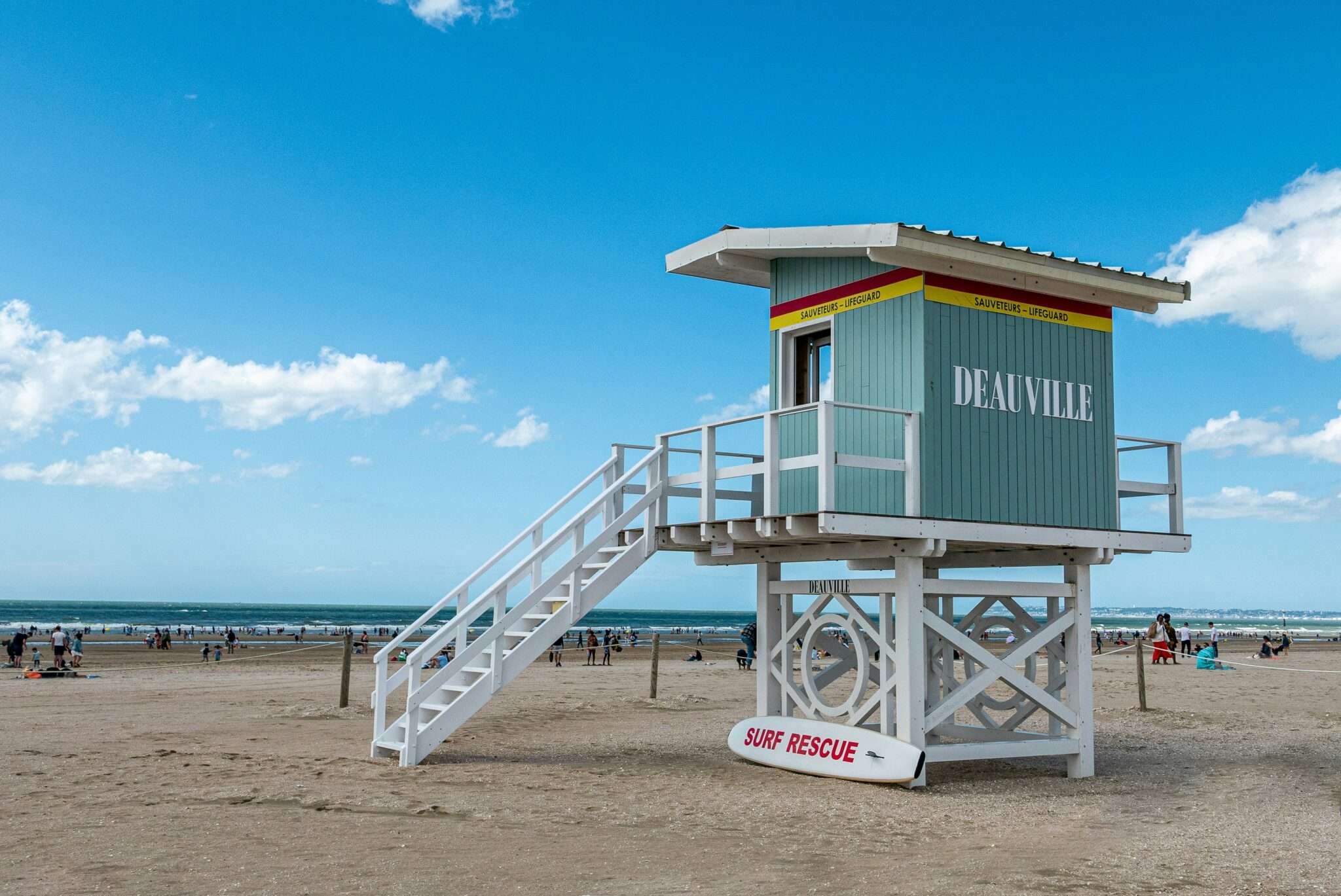 Bâtiment iconique de Deauville avec son inscription en lettres sur les marches