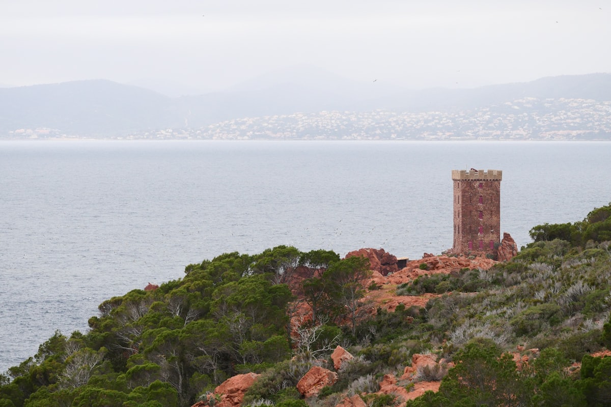 Fortification en pierre dominant la mer Méditerranée sous un ciel dégagé