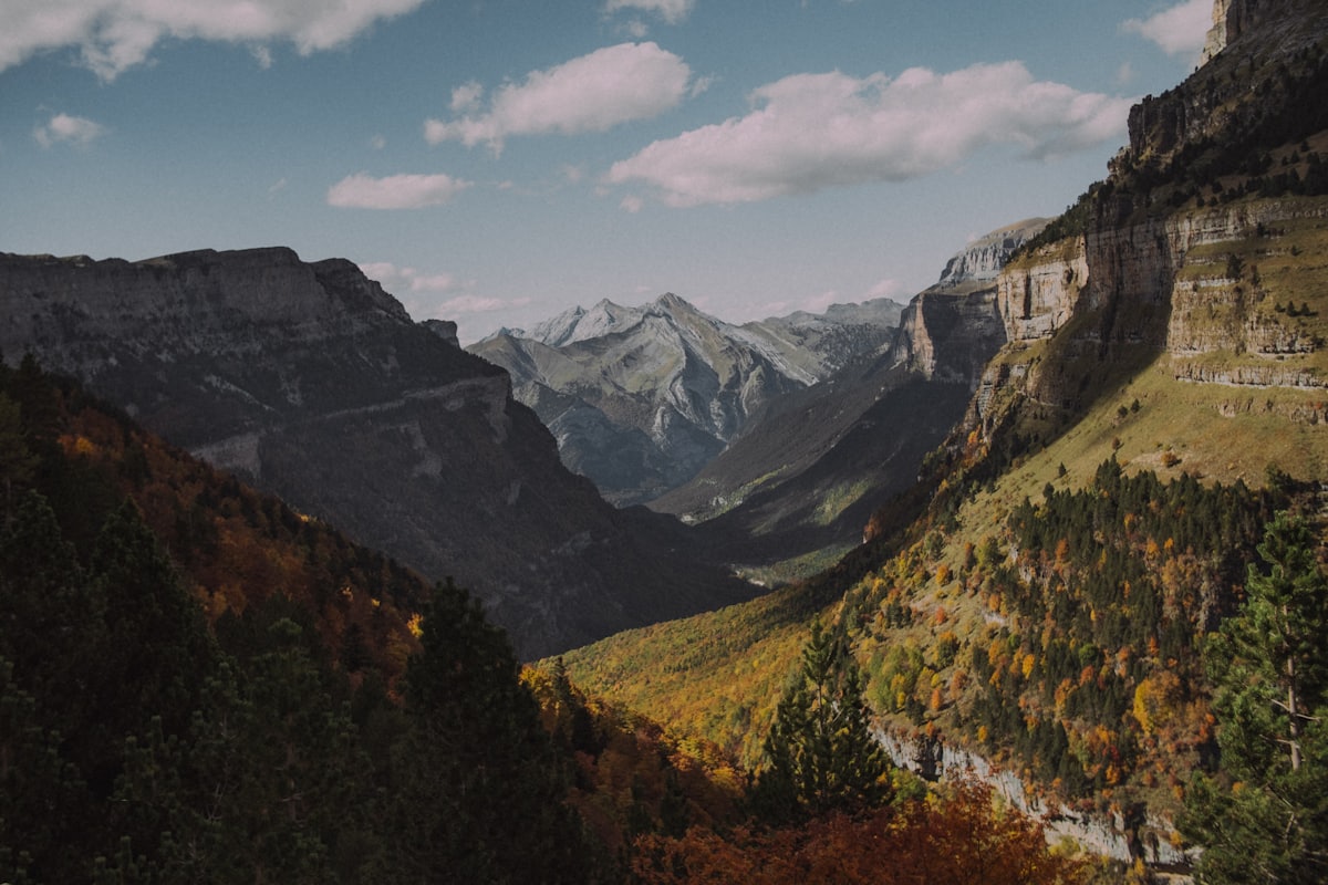 Paysage de haute montagne des Pyrénées, sommets et pentes rocheuses sous un ciel dégagé