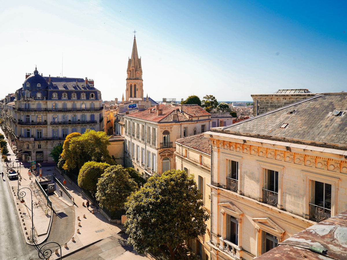 Ruelle étroite bordée de façades en pierre claire dans un centre historique