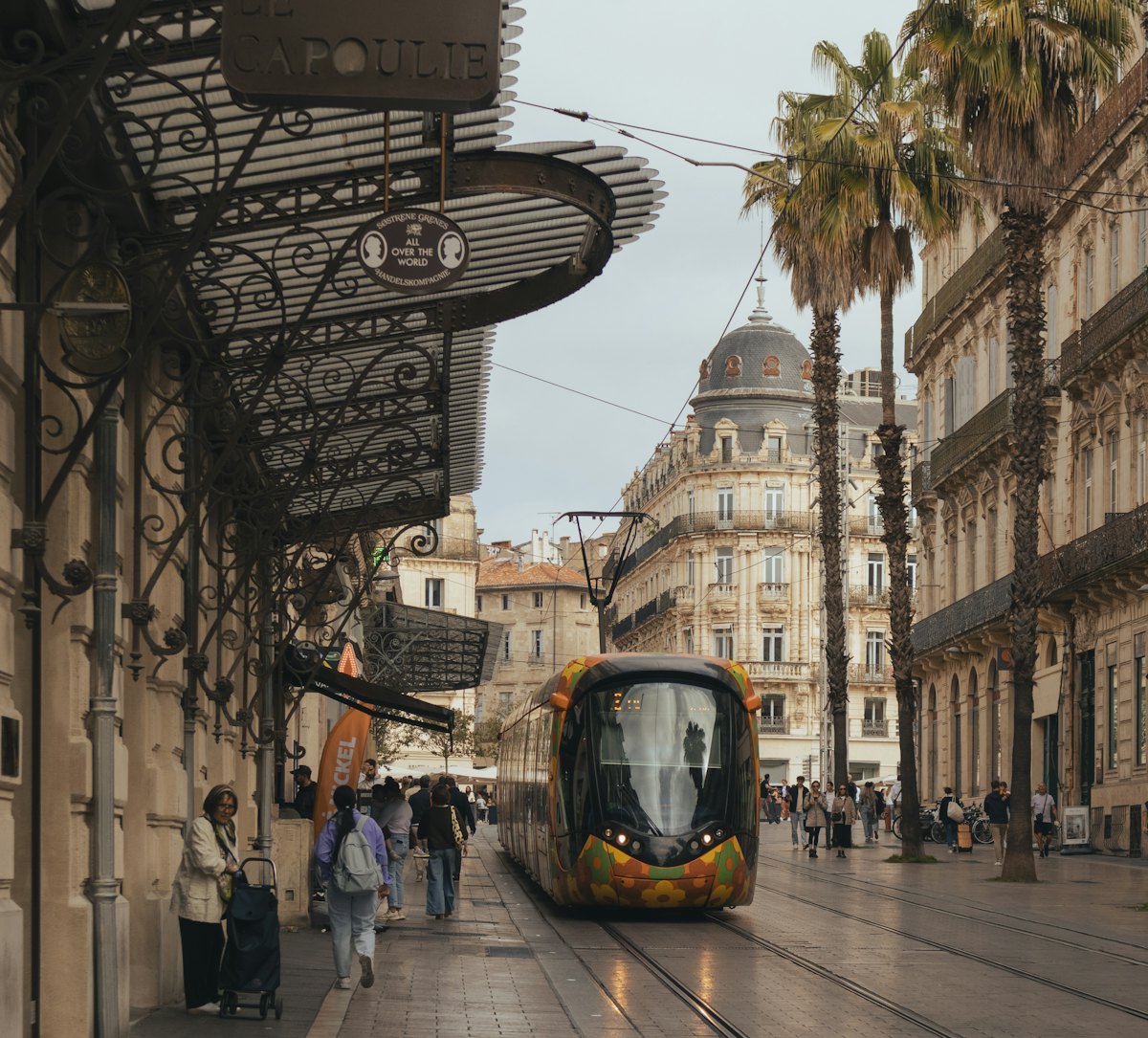 Rame de tramway circulant dans une rue du centre de Montpellier