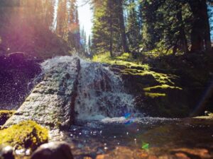 Paysage de montagne a Sainte-Enimie ou les chiens sont acceptes