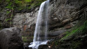 Paysage de montagne a Sixt-Fer-à-Cheval ou les chiens sont acceptes