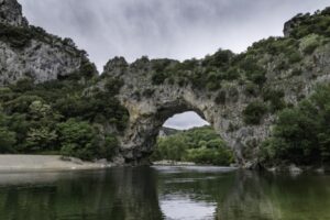 Paysage de montagne a Vallon-Pont-d'Arc ou les chiens sont acceptes