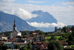 Village alpin avec son église au pied des montagnes