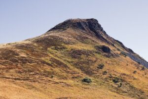 Sommet volcanique aux pentes herbeuses en Auvergne