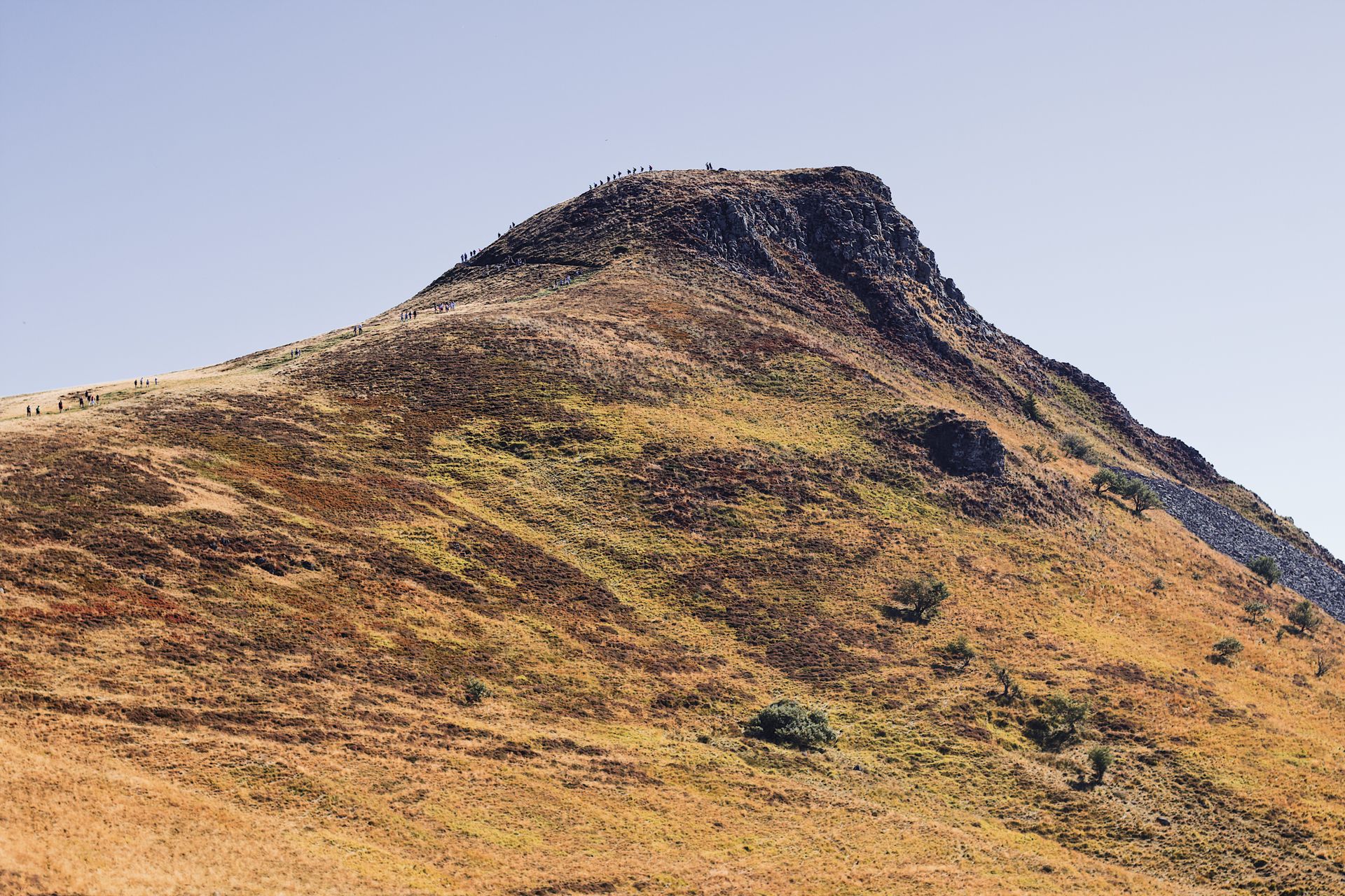 Sommet volcanique aux pentes herbeuses en Auvergne