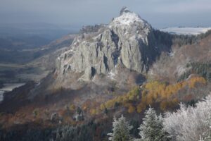 Relief volcanique escarpé du massif du Sancy en automne