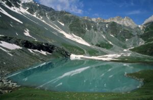 Lac alpin entouré de sommets enneigés en Vanoise
