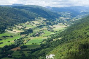 Vue aérienne des vallées verdoyantes autour de Villard-de-Lans