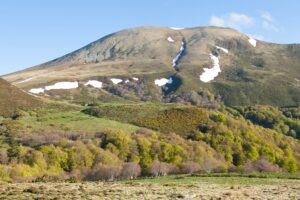 Le Puy de Sancy au printemps, avec des névés sur ses pentes