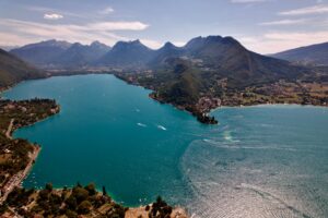 Vue aérienne du lac d'Annecy entouré de montagnes