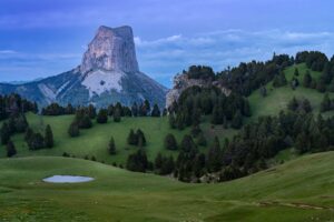 Le Mont Aiguille dominant des prairies et des forêts verdoyantes à Chichilianne