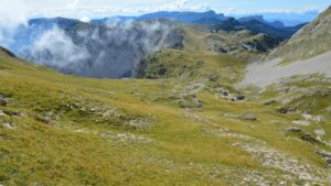 Vastes pelouses d'altitude et montagnes dans la brume, dans le Vercors