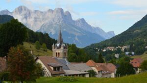 Village avec son église devant les montagnes à Gresse-en-Vercors