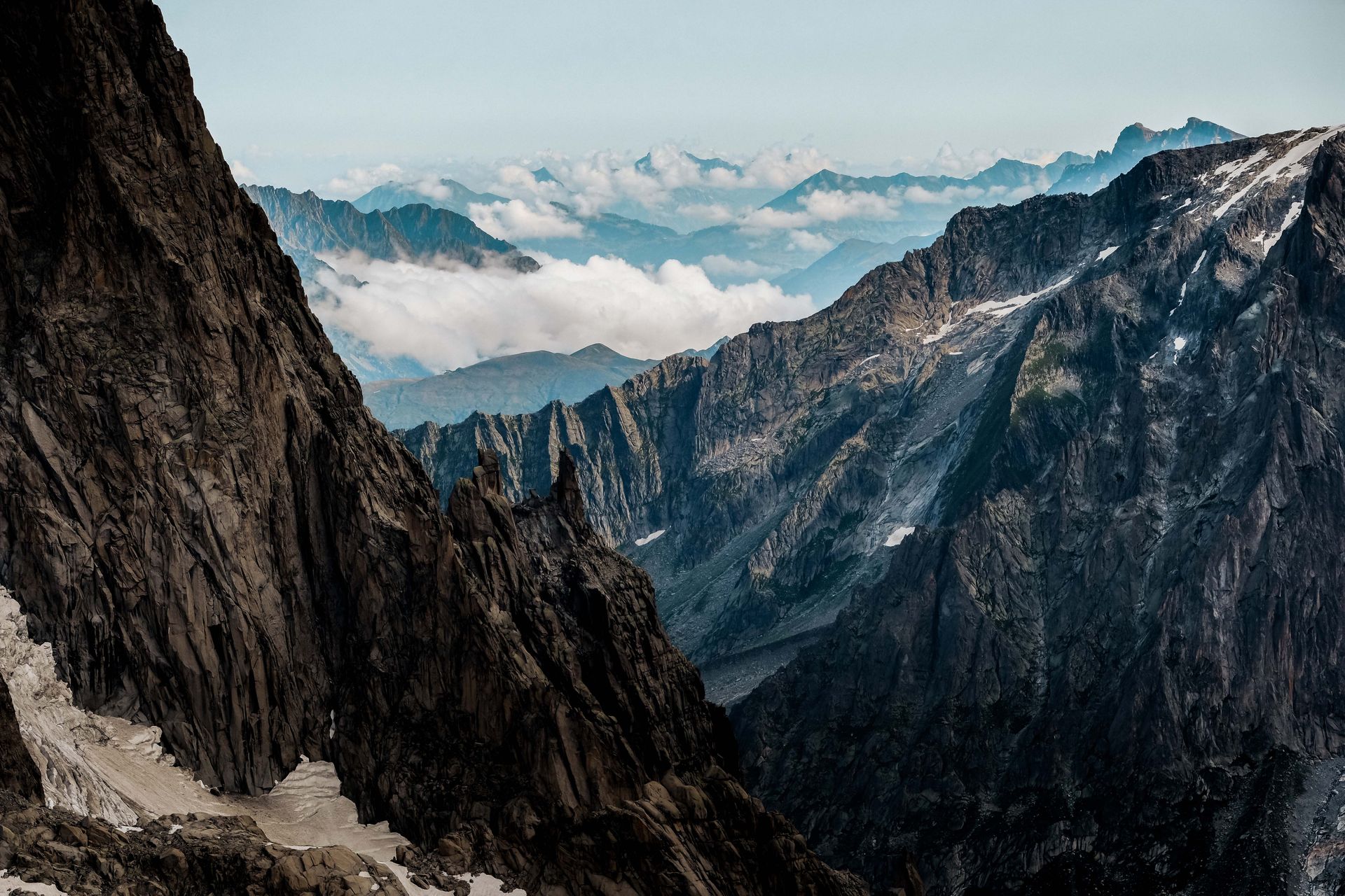 Sommets escarpés et nuages dans les Alpes françaises