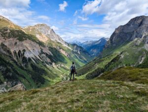 Randonneur contemplant les sommets du Parc national de la Vanoise