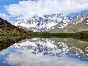 Sommets enneigés de Vanoise se reflétant dans un lac tranquille