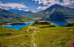 Fort du Mont-Cenis dominant un lac turquoise dans les Alpes françaises