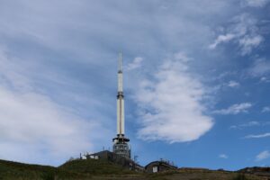 Sommet du Puy de Dôme avec son émetteur sous un ciel bleu