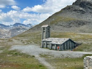 Chapelle rustique en pierre dans la montagne à Bonneval-sur-Arc