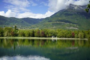 Lac de montagne bordé de forêts en Auvergne