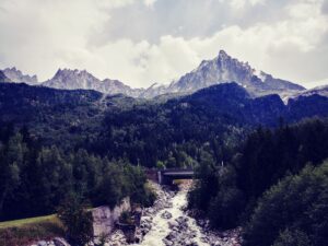 Vallée de montagne avec rivière et pont dans les Alpes françaises